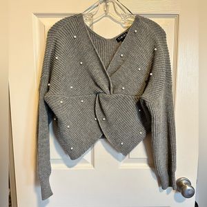 grey pearl kitted top, perfect condition, can wear backwards or forwards
